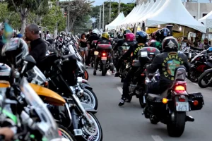 motos_de_diversos_modelos_dao_um_charme_especial_ao_encontro_internacional_de_motociclistas_de_ro.